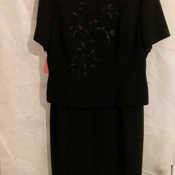 Dress - Picture 1 of 4